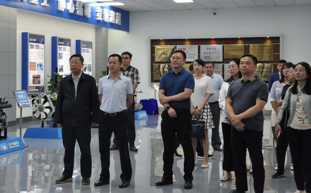 昆明市国资委党组书记王磊一行到云南Z6尊龙凯时动力集团有限公司开展调研